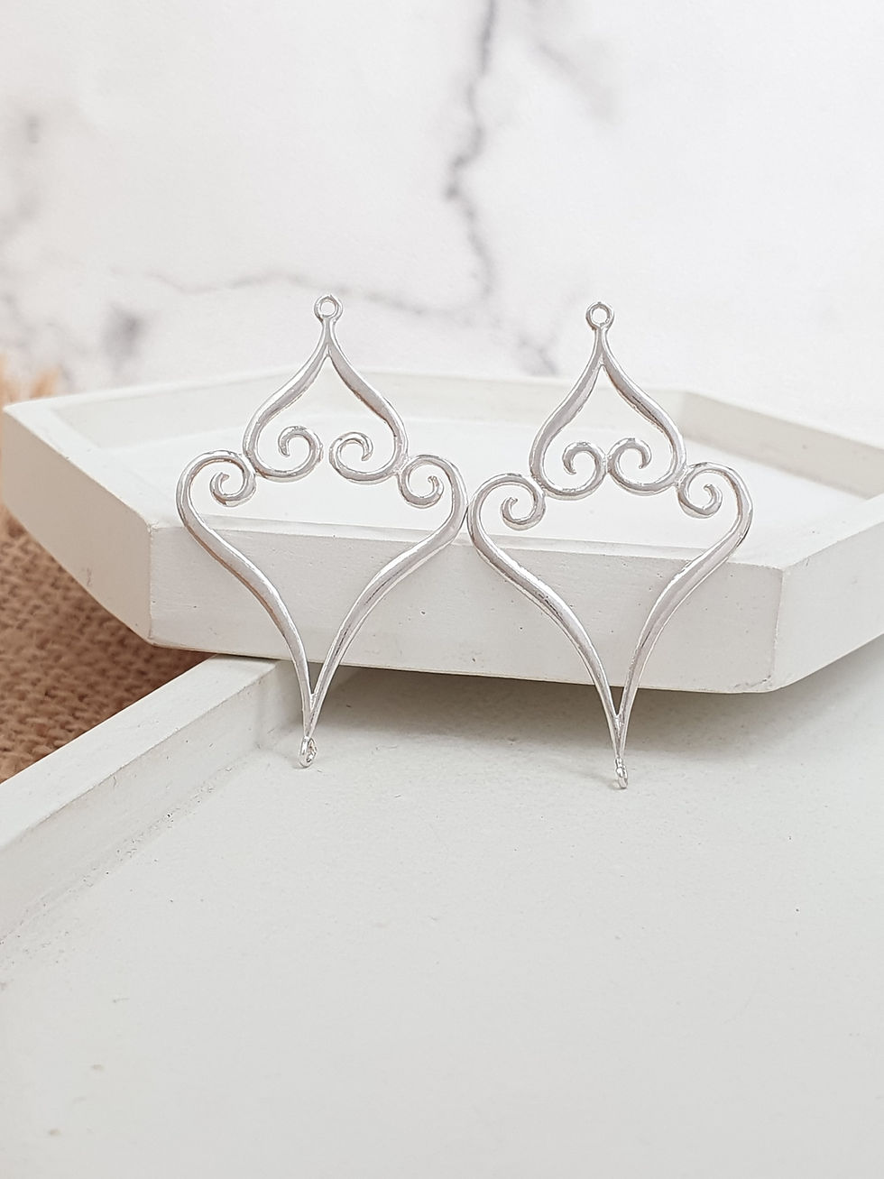 Miniaturbild: Sterling silver Fleur De Lis connector 43 x 25 mm | CN779136