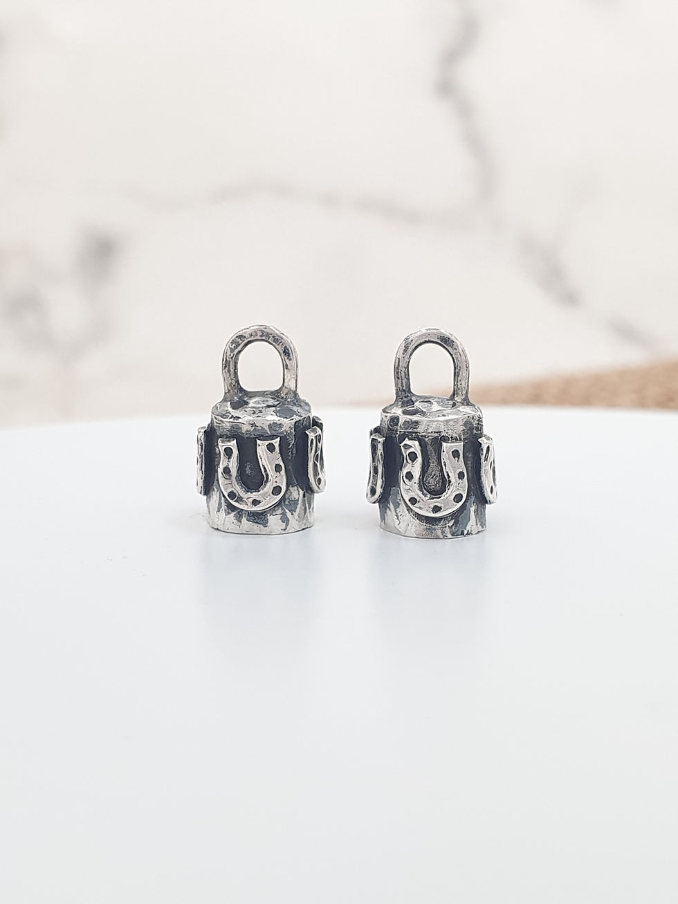 Miniatura: Sterling silver hammer rustic end cap with horseshoe | EC998938