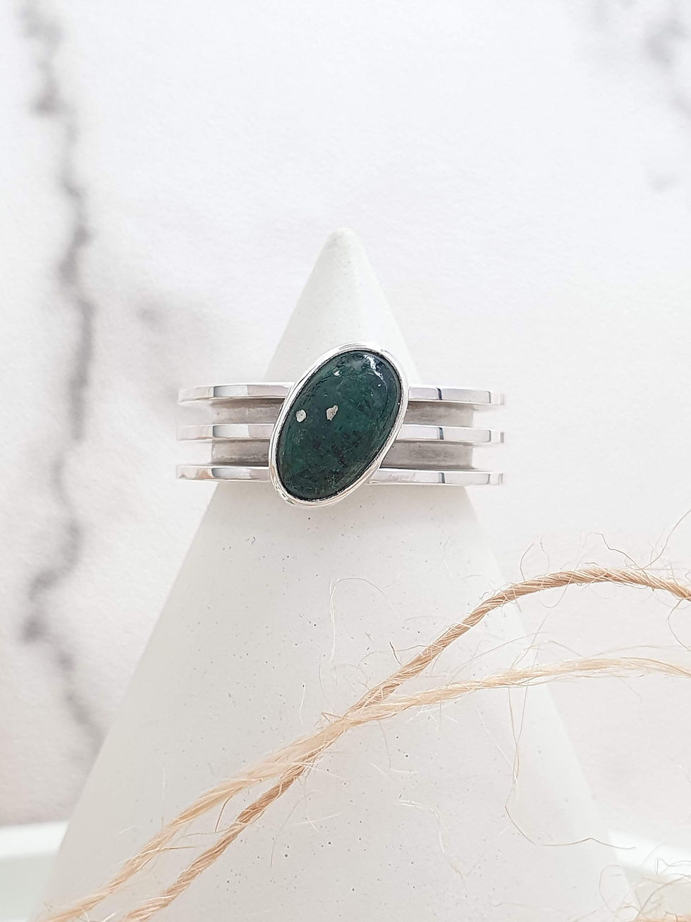 Thumbnail: Sterling silver equestrian horsehair ring with Brazilian Emerald | RG887848