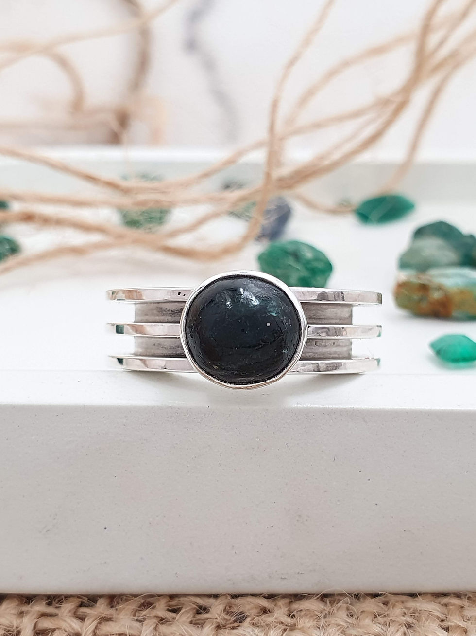 Thumbnail: Sterling silver equestrian horsehair ring with Brazilian Emerald | RG887848
