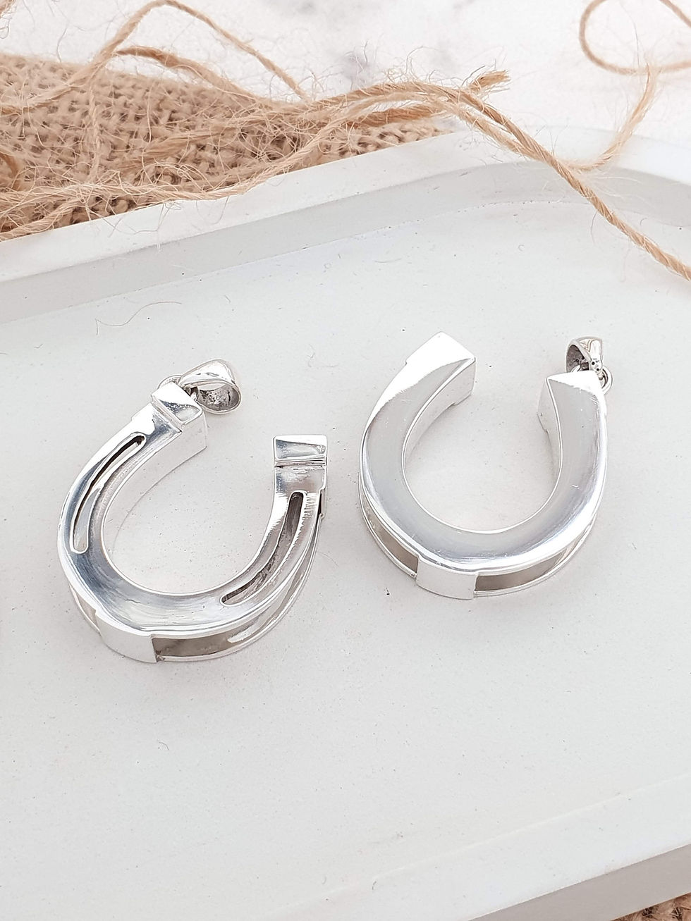 Thumbnail: Sterling silver equestrian horseshoe charm | CH557185