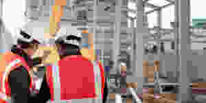 operarios de construção discutindo inovações tecnologicas e apontamento eletronico na obra