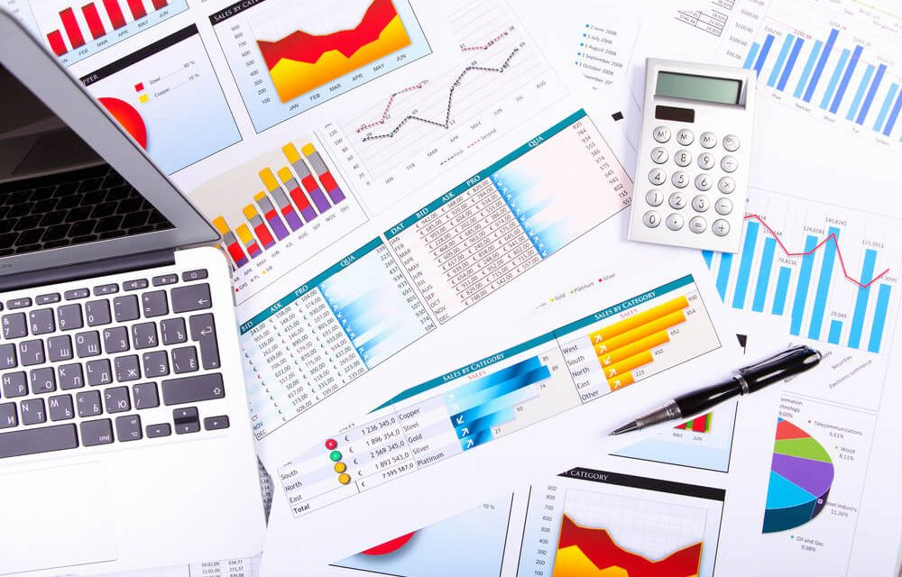 planilhas, graficos, computador e calculadora para otimizar apontamento de atividades em campo