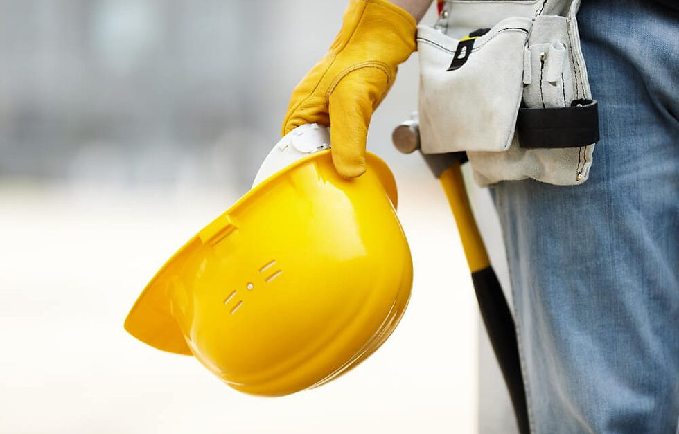 operario de construção civil com capacete amarelo pronto para fazer apontamento eletronico