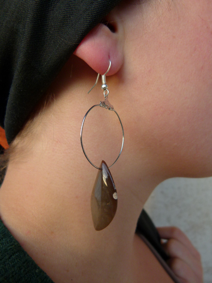 Bijou en pierre naturelle, boucle d'oreille unique goutte silex, provence france artisanal cueilli taillé poli main