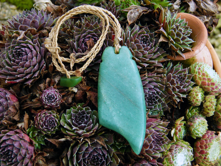 Bijou pierre naturelle pendentif aventurine quartz vert pailleté mica toki cordon tressé artisanal cueilli taillé poli main