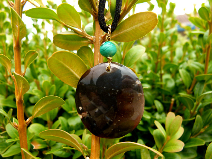 Bijou en pierre naturelle pendentif silex fossile fil de cuivre doré malachite provence france artisanal cueilli taillé poli