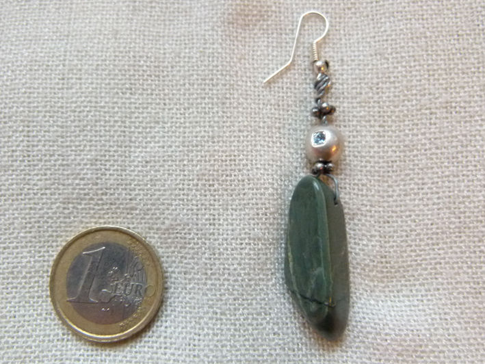 Thumbnail: Bijou en pierre naturelle, boucle d'oreille unique pierre verte canada artisanal cueilli taillé poli main