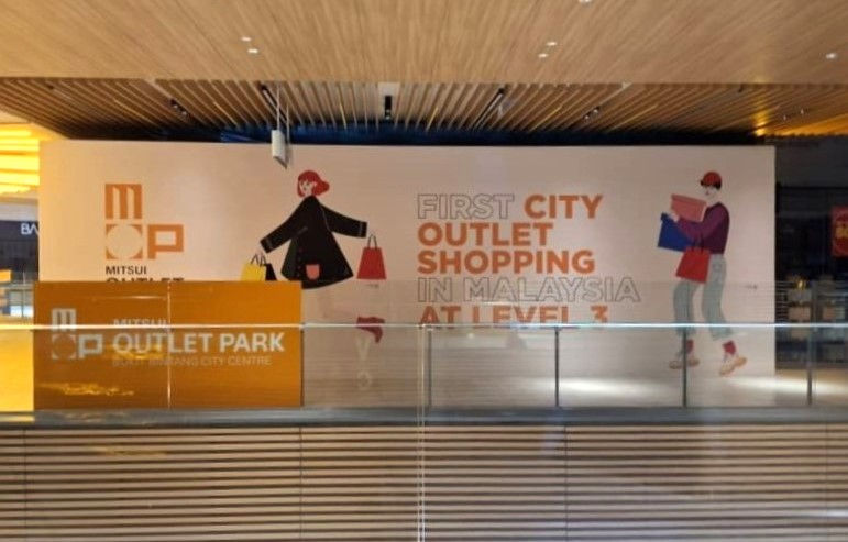 Hoarding and visual installation at Lalaport BBC for Mitsui Outlet Park