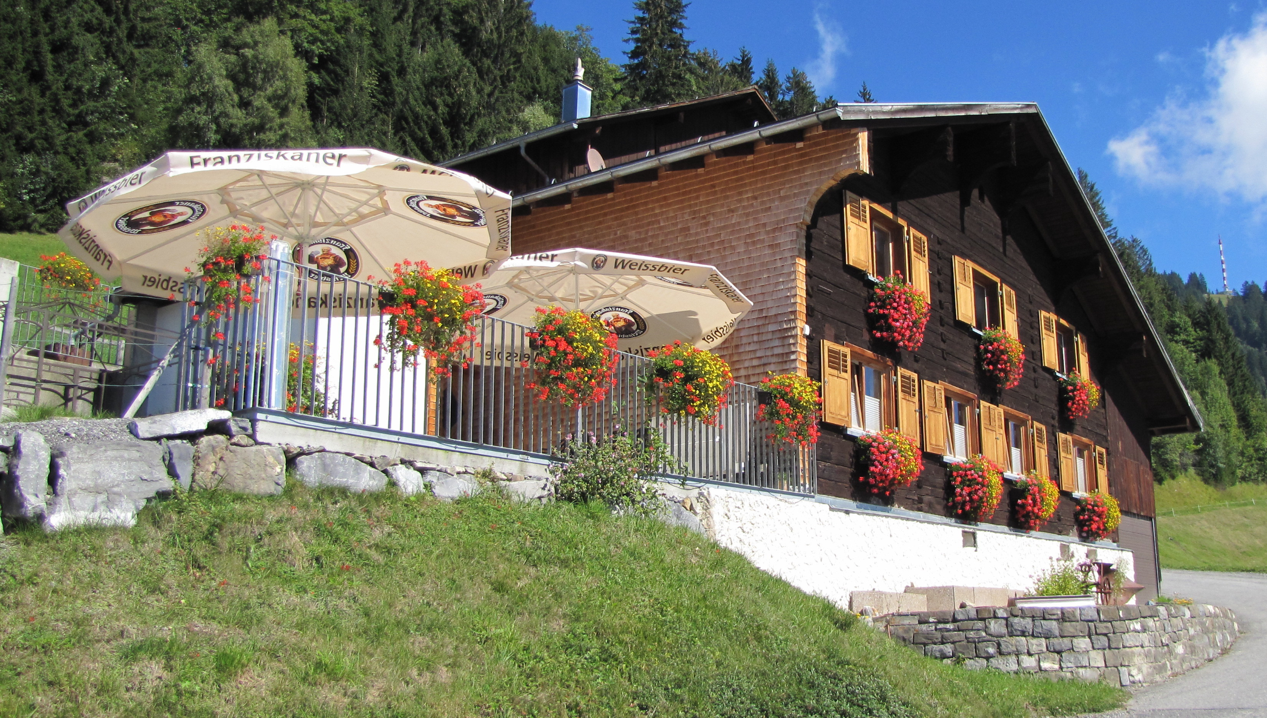 Haus Sommer schmal_edited.jpg