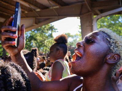 Building a family: Hundreds connect in Cosmo Park to celebrate Juneteenth


https://www.columbiamissourian.com/news/local/hundreds-celebrate-juneteenth-in-cosmo-park/article_f93d7cee-f015-11ec-bbeb-ebb21fb42edf.html