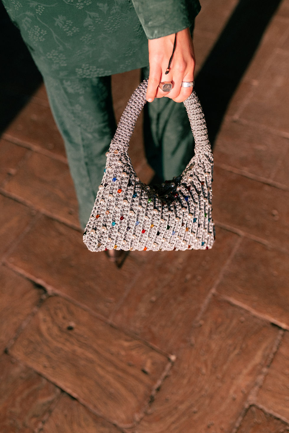 Miniatura: Borsa ARIANNA con Perle e Cristalli vista frontale indossata 