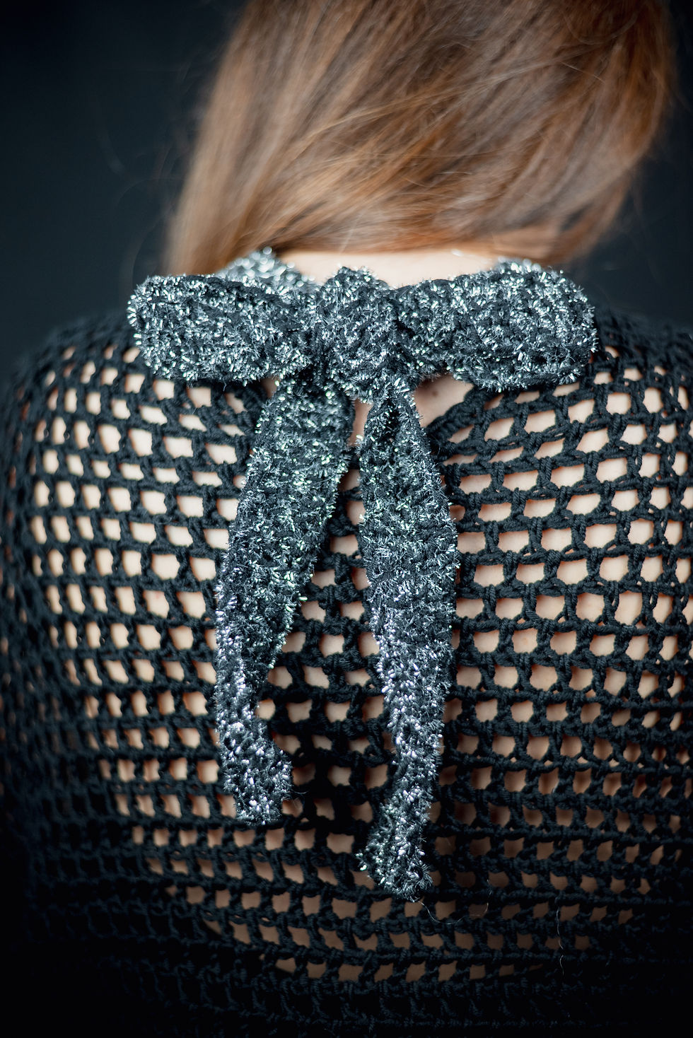 Miniatura: Maglione in lana 100% merino con fiocchi in lurex argento indossato vista frontale (dettaglio fiocco retro)
