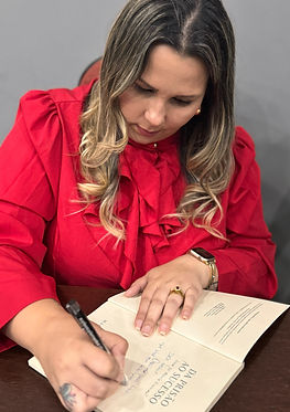 MARCIA ASSINANDO SEU LIVRO.jpg