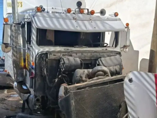 TRÁILER SIN FRENOS CAUSA DESTROZOS EN TULANCINGO;  CONDUCTOR HUYE