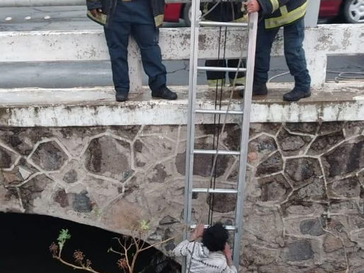 Bomberos rescatan a joven que cayó a canal