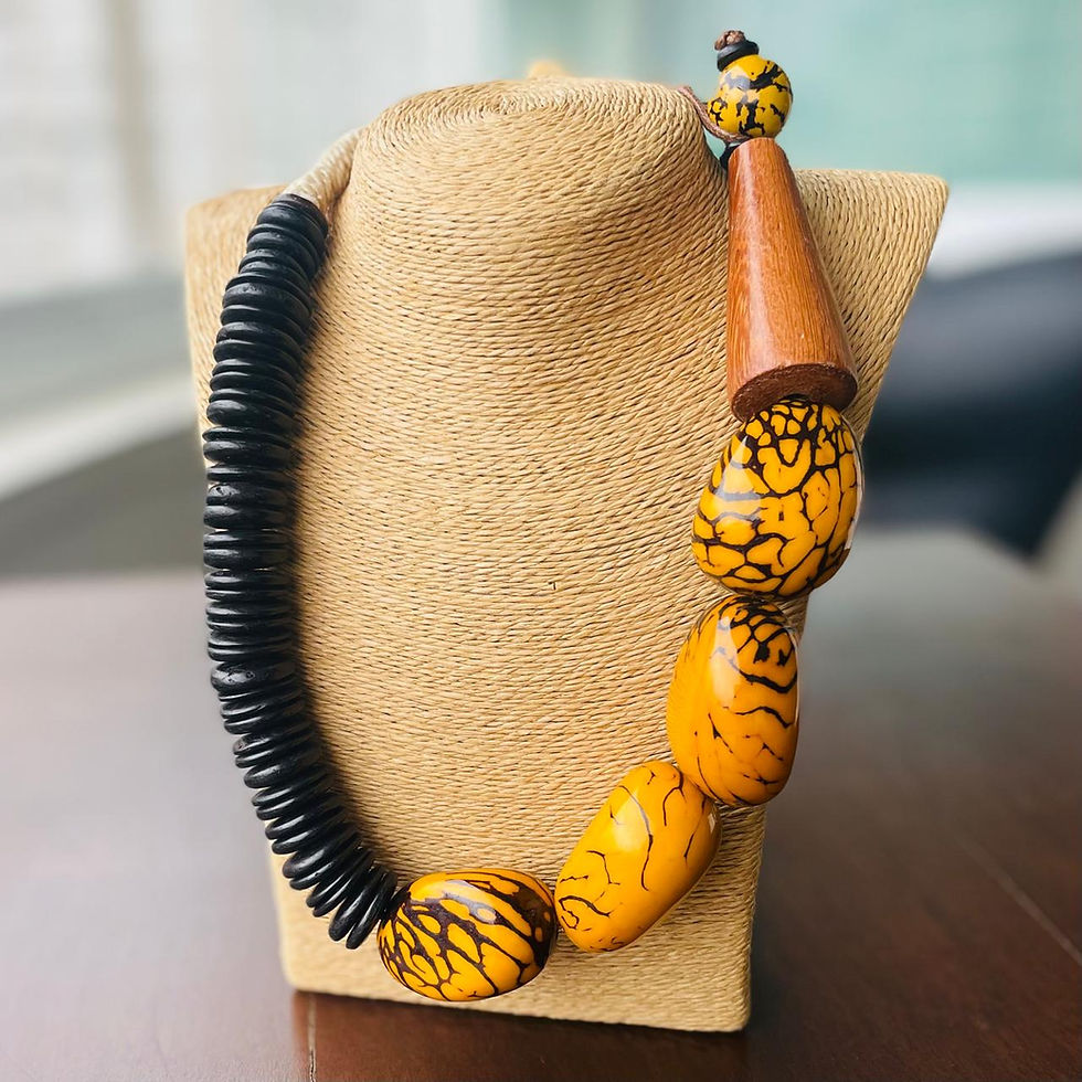 Colar quatro jarinas amarelo. O uso de jarinas é um dos pontos altos das biojoias da amazônia.