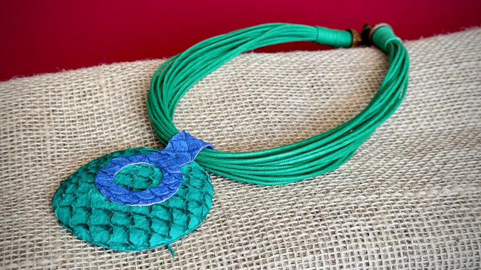 Colar medalhão couro de tilápia azul e verde. O uso de couro de peixe é mais um reflexo da sustentabilidade presente nas biojoias da amazônia.