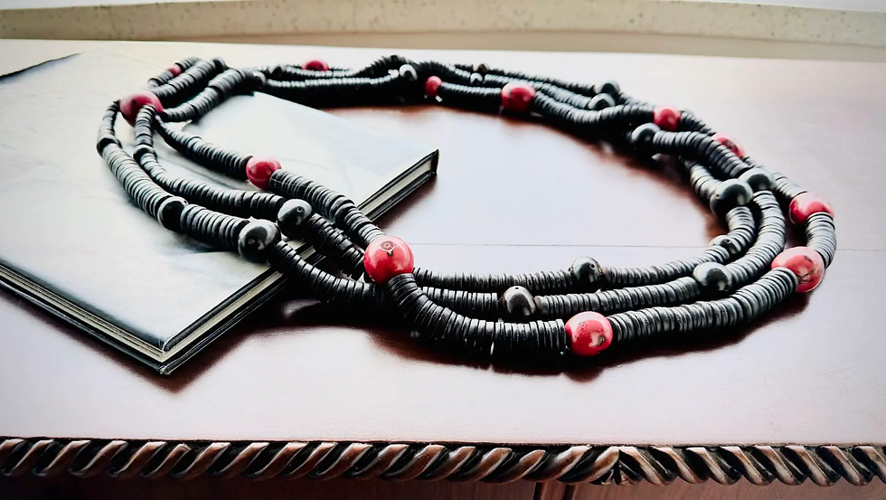 O Colar de mesa rústico tucumãs e jarinas rosa, com alças de tucumãs e jarinas rosa é ideal para um toque artesanal e vibrante.