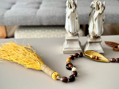 Onde comprar um colar de mesa é uma pergunta comum para quem está conhecendo essas peças de decoração. Cada lugar tem suas vantagens e desvantagens, mas lojas especializadas são a melhor opção para quem busca exclusividade. Na foto, você confere o colar de mesa palha de tucum amarela.