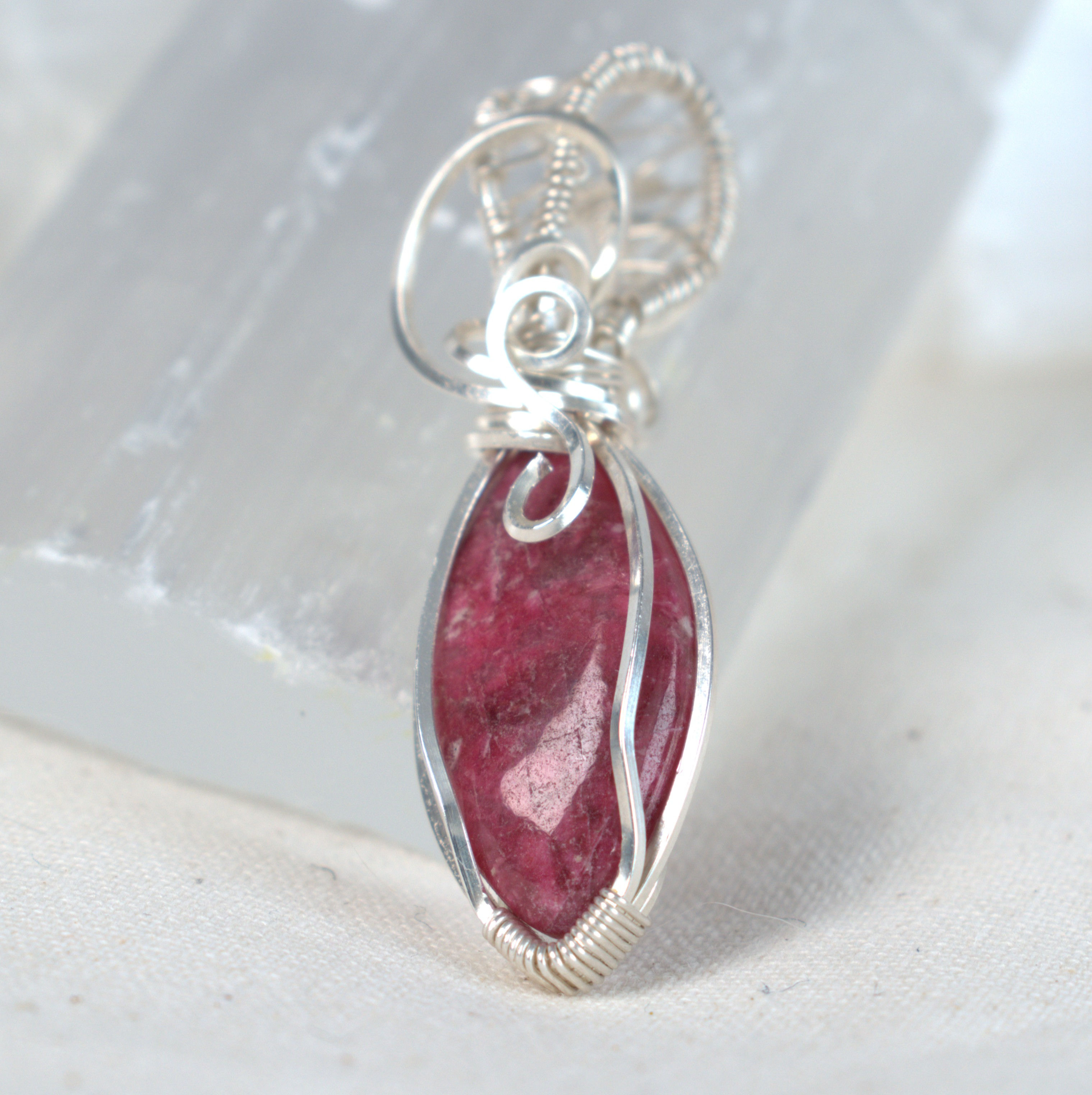Thulite Keepsake Pendant in Silver-Filled Wire