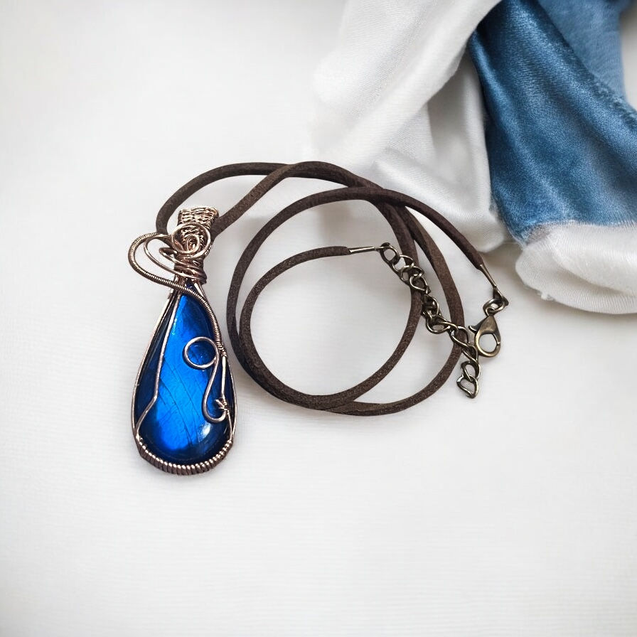 Labradorite Pendant wrapped in copper - handmade