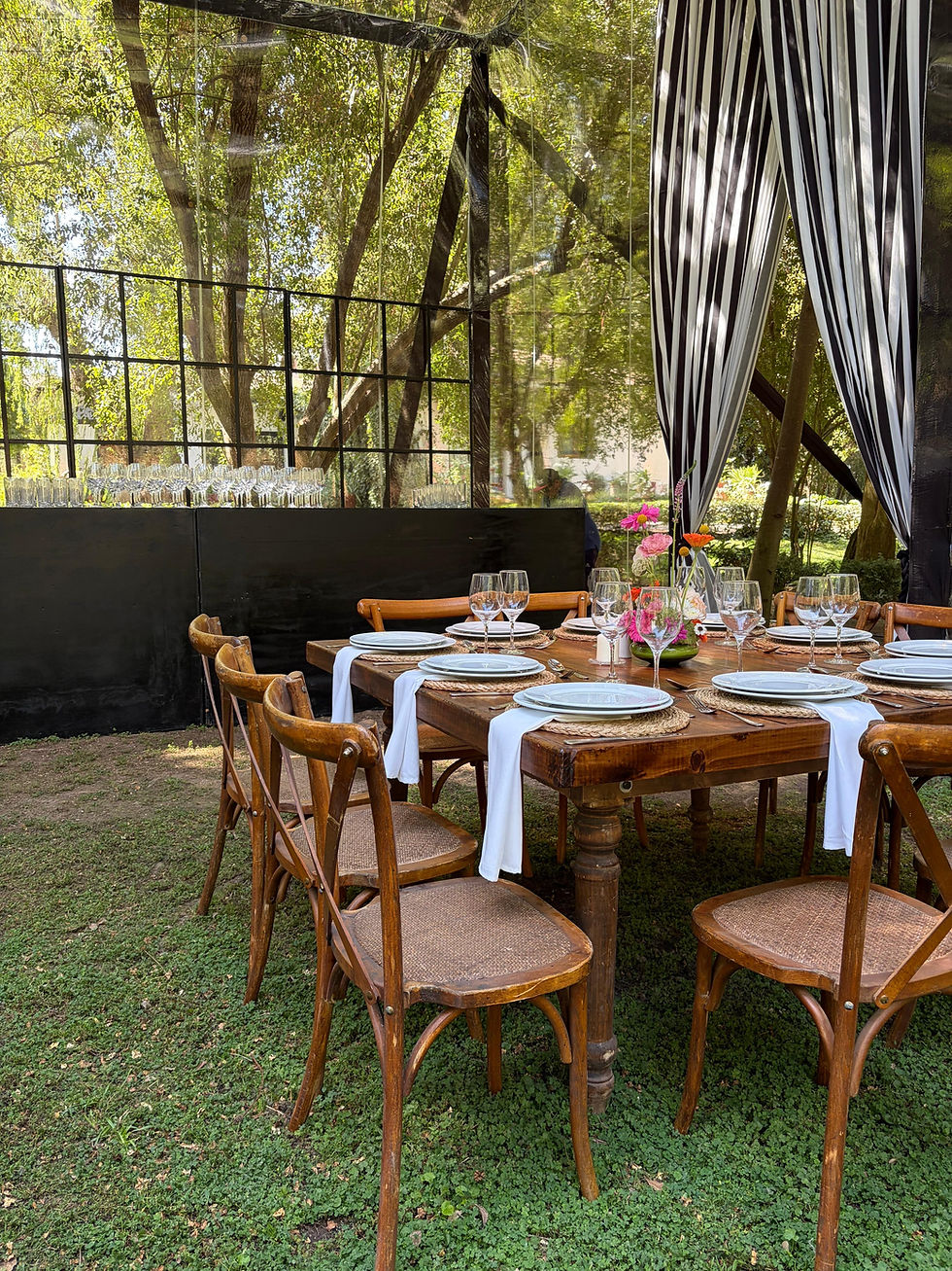 mesa de madera puesta en evento de matrimonio