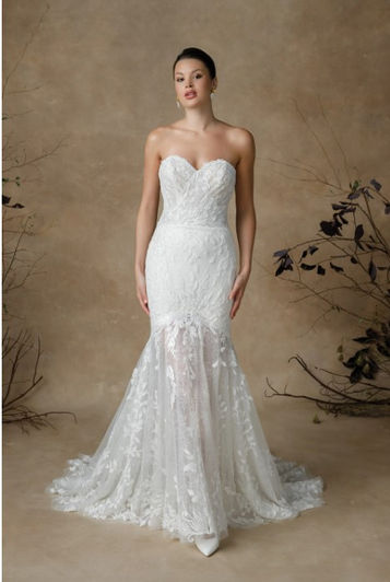 Justin Alexander 88331, Giza
Strapless Wedding Dress with Unlined Bodice and Sweetheart Neck