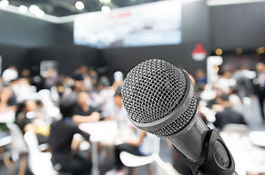 Microfono davanti a una platea durante un evento