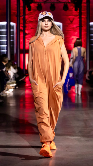 IMC MODEL: Jéssica Lozovynska earing VDR on the runway