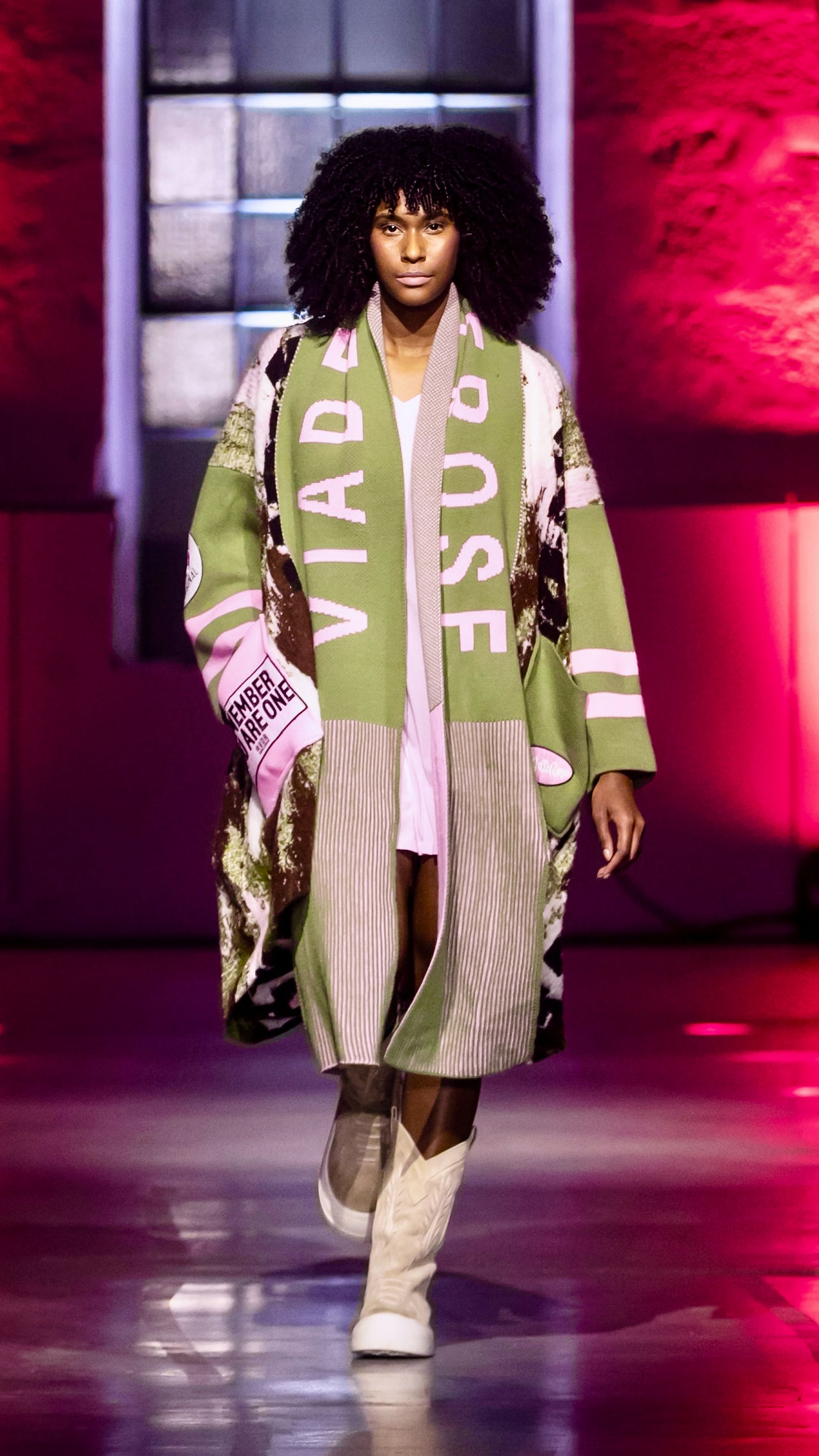IMC MODEL: Nainycell Domingos wearing Vdr on the runway 