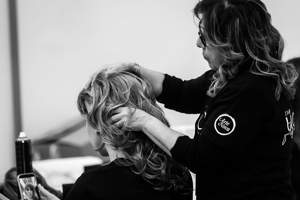 Zélia Teixeira – Soluções Capilares nos bastidores do The House of Fashion, evento de moda produzido pela IMC Models Agency em Santo Tirso, destacando a criatividade, o styling de perucas e a arte da transformação capilar.