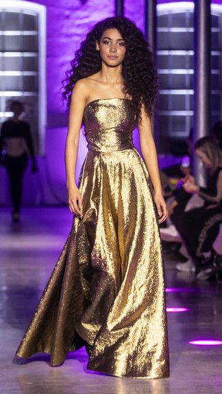 IMC MODEL: Miriam Alves wearing Glovika on the runway
