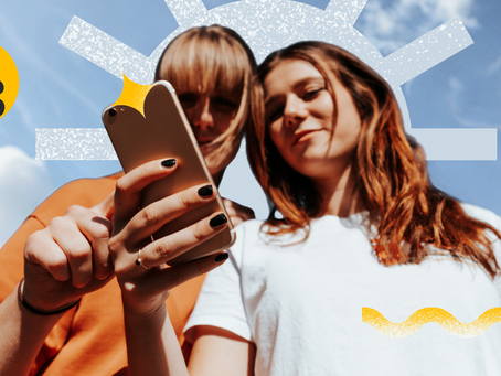 Dos mujeres jóvenes tomándose una selfie con un smartphone contra un cielo azul con nubes blancas, con elementos gráficos decorativos dorados y plateados superpuestos y el logo de 'Daniela del Sol' en la esquina superior izquierda.