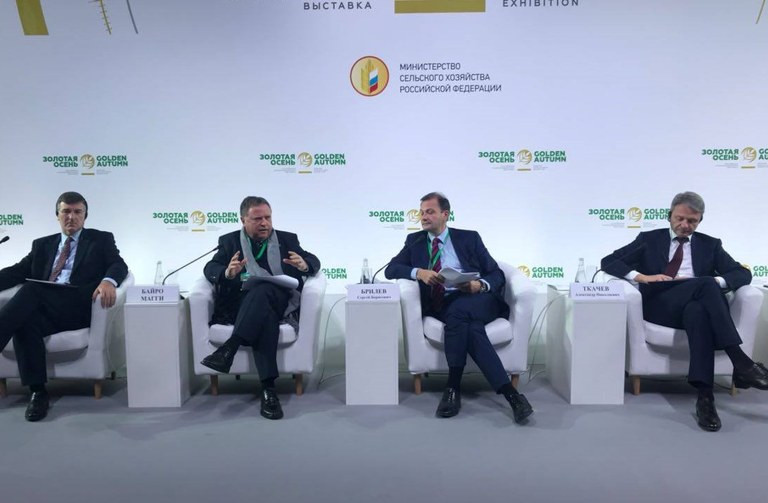 Ministro Blairo Maggi em reunião com empresários em Moscou (Mapa/Divulgação)