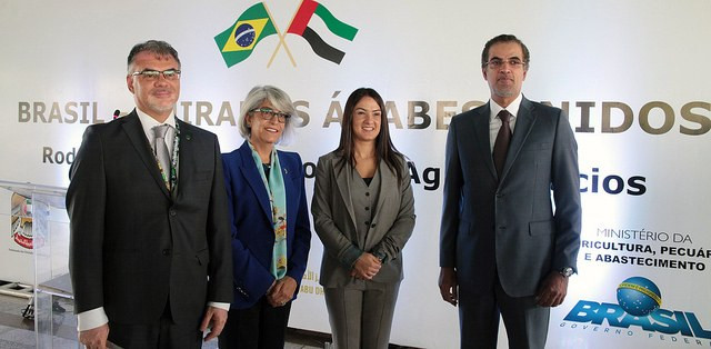 Da esquerda para a direita: Odilson Silva, a embaixadora Hafsa Al Ulama, deputada Bruna Furlan e o diretor do Centro de Defesa Agropecuária dos Emirados Árabes, Khalifah Al Ali (Foto: Carlos Silva/Mapa )