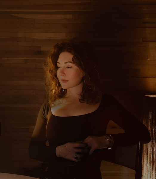 Liz portrait dimm bulb6 dimm BRIGHT 3.png