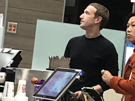 Captan a Mark Zuckerberg en un Macdonald y explotan  las bromas por internet