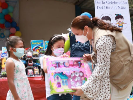Alumnos de la Escuela José Trinidad Reyes, de aldea El Durazno, celebran felices el Día del Niño