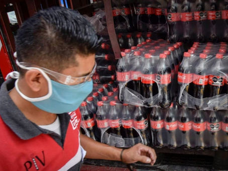Discrepan por muerte de un hombre en China tras beber 1.5 litros de Coca-Cola en 10 minutos
