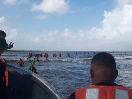 Naval rescata a náufragos en alta mar