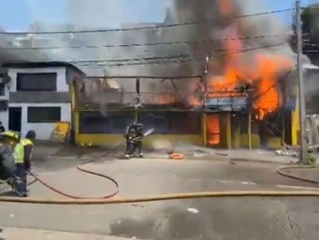 Enorme incendio consume locales en centro de San Pedro Sula