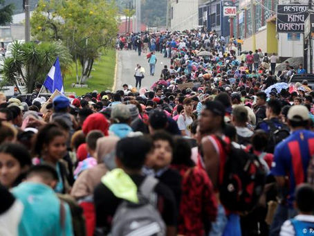Unos dos mil hondureños ingresaron violentamente a Guatemala