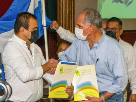 Candidato presidencial Nasry Asfura firma acuerdo por empleo con cooperativas