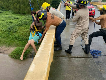 Rescate milagroso efectúan bomberos en Río Humuya