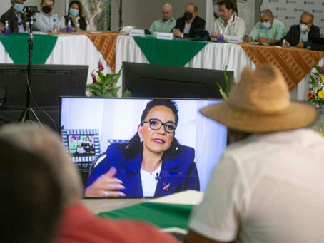 La candidata presidencial Xiomara Castro se reunió con miembros de IHCAFE