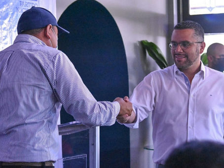 Presidentes y juntas directivas de los 19 mercados firman compromiso con David Chávez