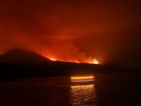 Lava de volcán de La Palma llega al mar