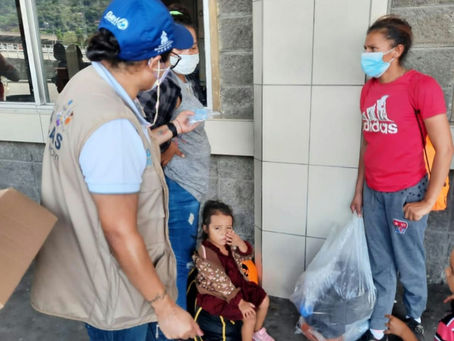 Salud entrega kits de bioseguridad a viajeros en central de buses de SPS