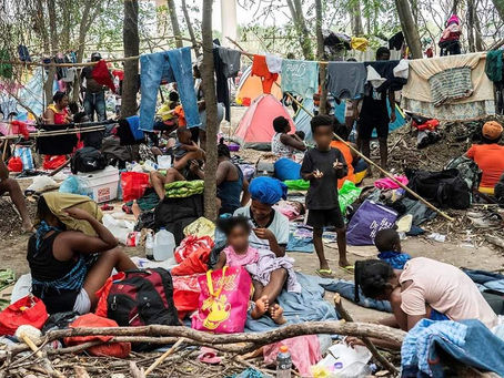 Duras críticas a Biden por campamento de haitianos en Texas